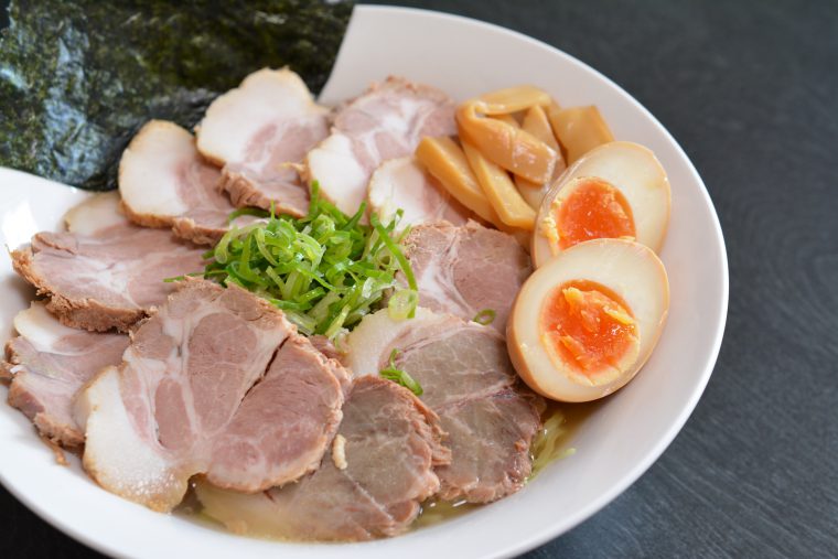 マウスピース矯正中に避けるべき食べ物とその理由